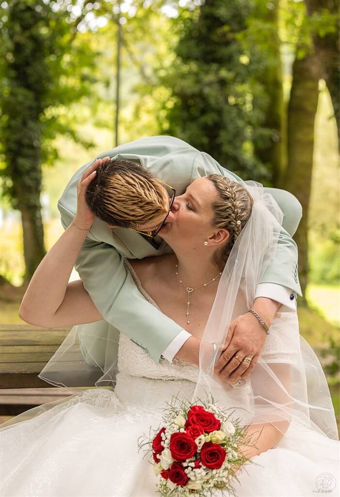 baiser lors d'un mariage