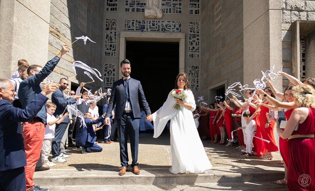 Les mariés à la sortie de l'église