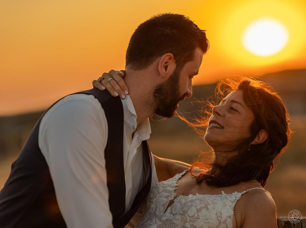 Portrait de mariés au soleil couchant
